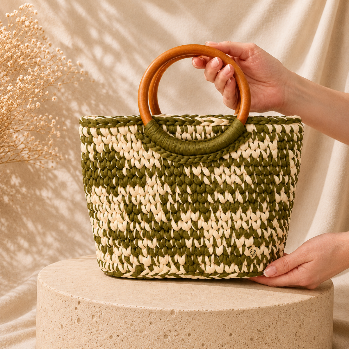 Sac à main au crochet fait main vert olive et écru avec anses en bois - Mameii Créations